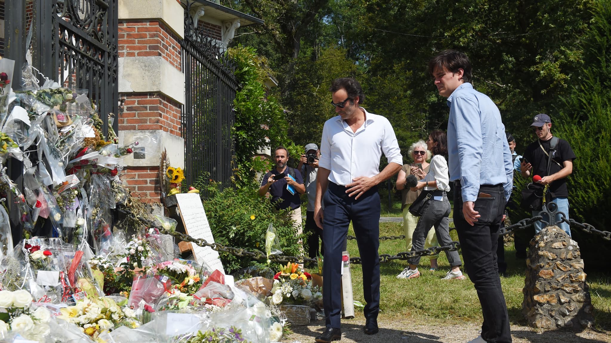 Before Alain Delon’s funeral, his sons Anthony and Alain-Fabien greet fans in Douchy