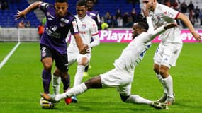 Maxwel Cornet en train de tacler face à Toulouse