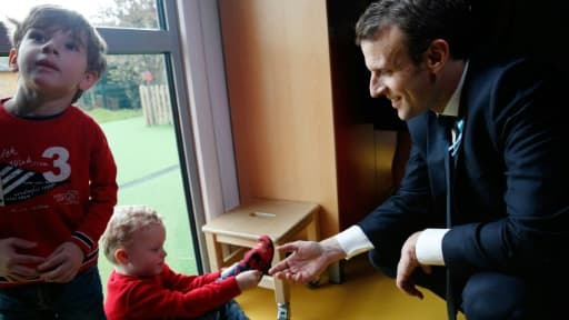 Emmanuel Macron lors d'une visite de la crèche Graffiti, association le Moulin vert, à Rouen le 5 avril 2018