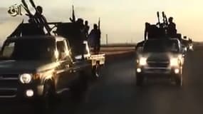 Capture d'écran d'une vidéo mise en ligne par l'Etat islamique, montrant des jihadistes paradant sur des pick-up. (photo d'illustration)