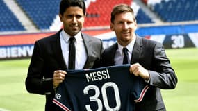 Le président du PSG Nasser Al-Khelaïfi et Lionel Messi présentent le nouveau maillot de la star argentine, le 11 août 2021 au Parc des Princes   
