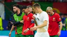 Cristiano Ronaldo réconforté par ses partenaires après son penalty manqué lors de Portugal-Slovénie (0-0, 3 t.a.b 0, Euro), le 1er juillet 2024