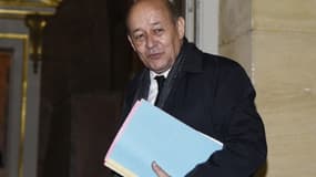Le ministre de la Défense Jean-Yves Le Drian à son arrivée à Matignon le 15 décembre 2015 à Paris