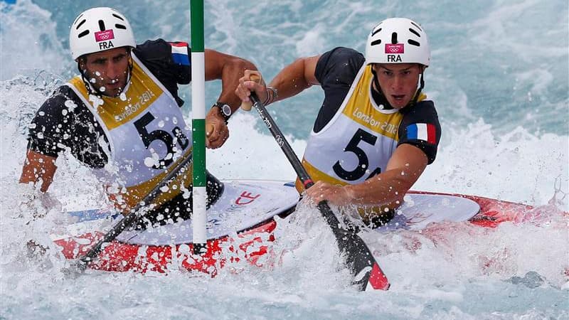 Les Français Gauthier Klauss (à droite) et Matthieu Péché se sont qualifiés jeudi pour la finale de l'épreuve de canoë biplace des Jeux olympiques de Londres et ont plus que jamais le podium en ligne de mire. /Photo prise le 2 août 2012/REUTERS/Suzanne Pl