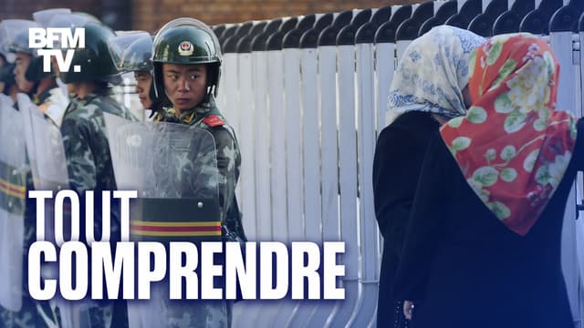 Des femmes Ouïghoures et des soldats chinois à Urumqi, dans le Xinjiang, le 9 juillet 2009 après des journées d'émeutes.