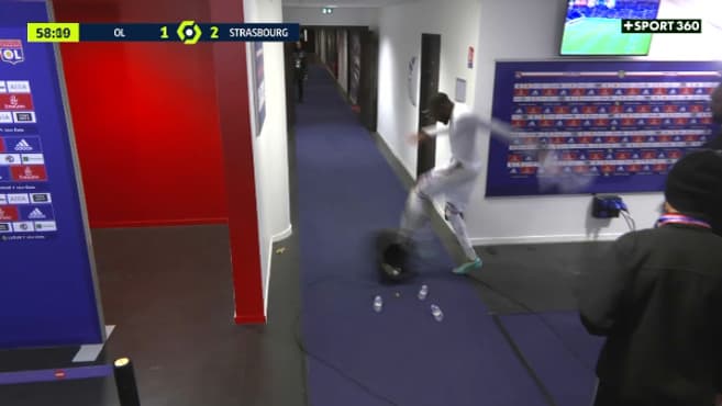 Toko Ekambi fracasse une poubelle. Toko Ekambi fracasse une poubelle.