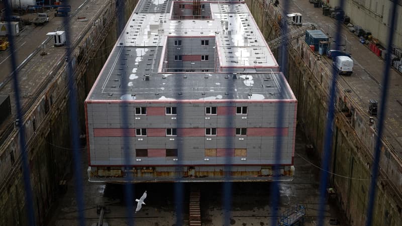 La barge Bibby Stockholm destinée à accueillir des demandeurs d'asile, ici le 11 mai 2023 à Falmouth (Royaume-Uni).