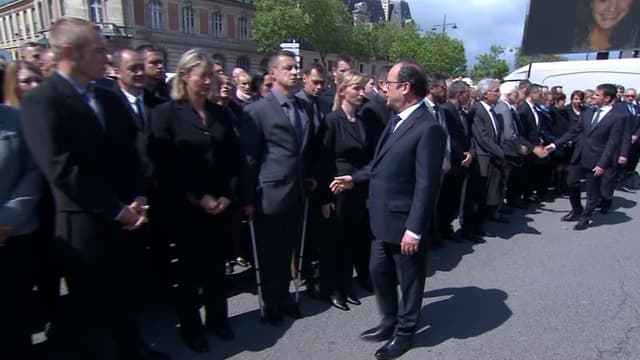 Un homme refuse de serrer la main de François Hollande.