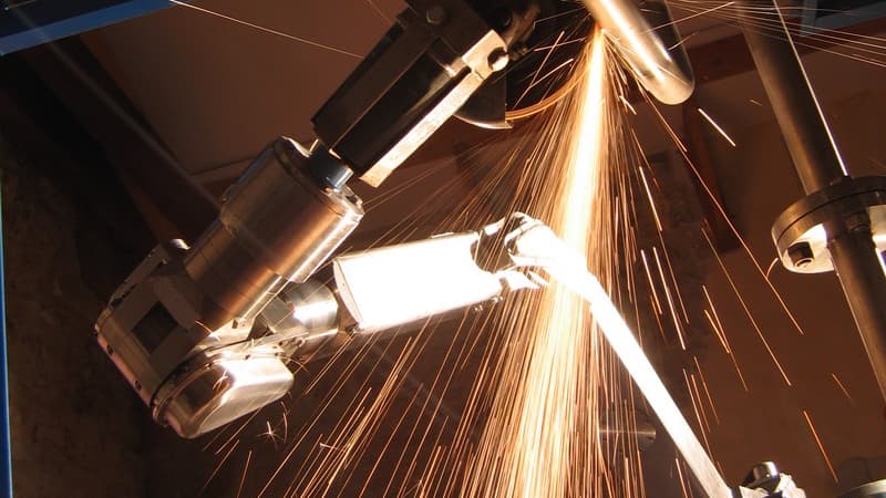 Le bras Maestro en pleine découpe laser.