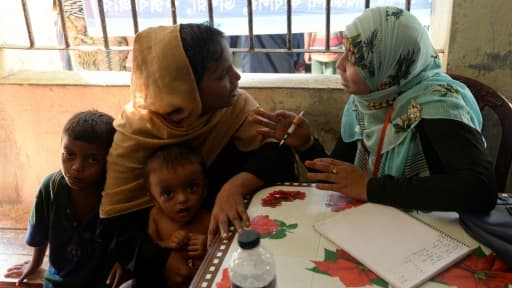 Un réfugiée rohingya discute avec une employée du planning familial bangladais à Palongkhali, au Bangladesh, le 24 octobre 2017