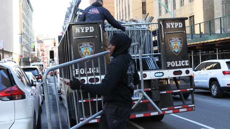 La police de New York dépose des barricades métalliques devant le tribunal pénal de Manhattan le 20 mars 2023.