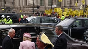 Le groupe anti-monarchie Republic manifeste devant l'abbaye de Westminster alors que le roi Charles III et la reine Camilla quittent la cérémonie annuelle du Commonwealth Day à Londres, le 10 mars 2025.