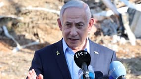 Benjamin Netanyahu lors d'une visite sur le site de l'Institut Weizmann des sciences, qui a été touché par un tir de missile iranien, dans la ville centrale de Rehovot, le 20 juin 2025.