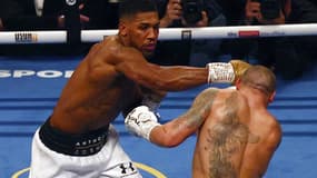 Anthony Joshua (de face) lors de sa défaite contre Oleksandr Usyk en septembre 2021