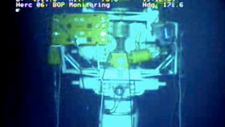 Capture d'écran d'une vidéo diffusée par BP montrant le dôme de confinement installé par le groupe pétrolier sur le puits de pétrole endommagé du Golfe du Mexique. Selon le responsable chargé par le gouvernement américain de superviser les opérations, les