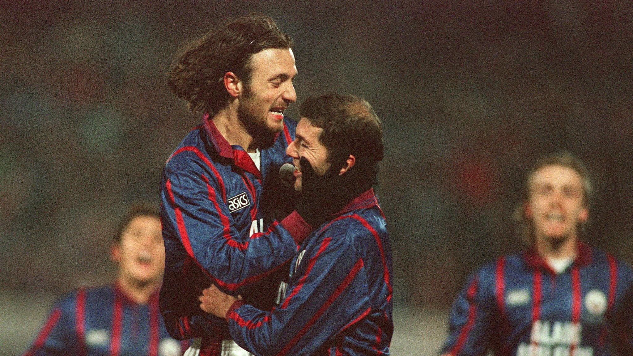 Christophe Dugarry avec Zinédine Zidane aux Girondins de Bordeaux en demi-finale aller de Coupe UEFA contre le Slavia Prague, à Prague le 4 avril 1996