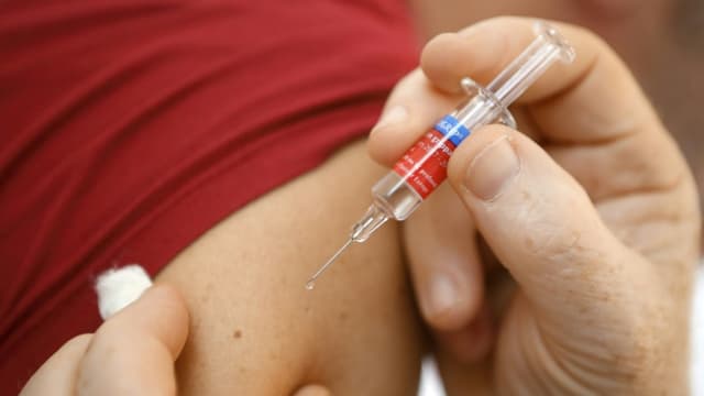 Une personne se fait vacciner contre la grippe en 2017 à Ajaccio (illustration)