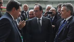 Le PDG de Dassault Aviation confirme que Hollande "mouille la chemise" pour le Rafale
