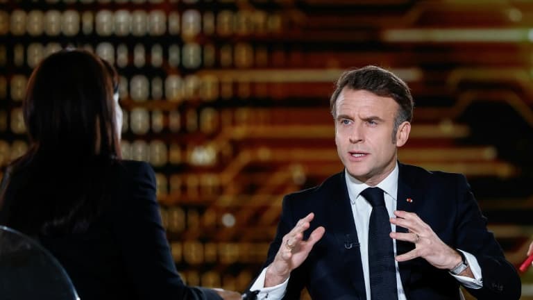 Le président français Emmanuel Macron répond aux questions des journalistes lors d'une interview télévisée au Grand Palais, à Paris, le 9 février 2025