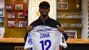 Wilfried Zaha posant avec le maillot de l'OL.