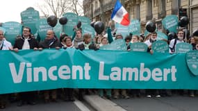 Viviane Lambert (troisième en partant de la gauche), la mère de Vincent Lambert, prend part à une "Marche pour la vie", le 25  janvier 2015 à Paris.