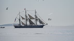 Le trois-mâts Belem le 27 avril 2024 après son départ du port du Pirée.