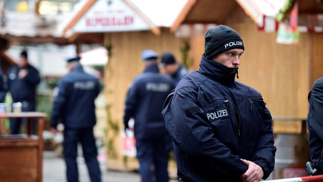Un policier patrouille près d'un marché de Noël, à Berlin, le 20 décembre.