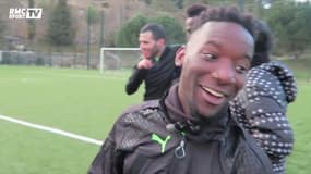 Balotelli se prend un petit pont par un freestyler