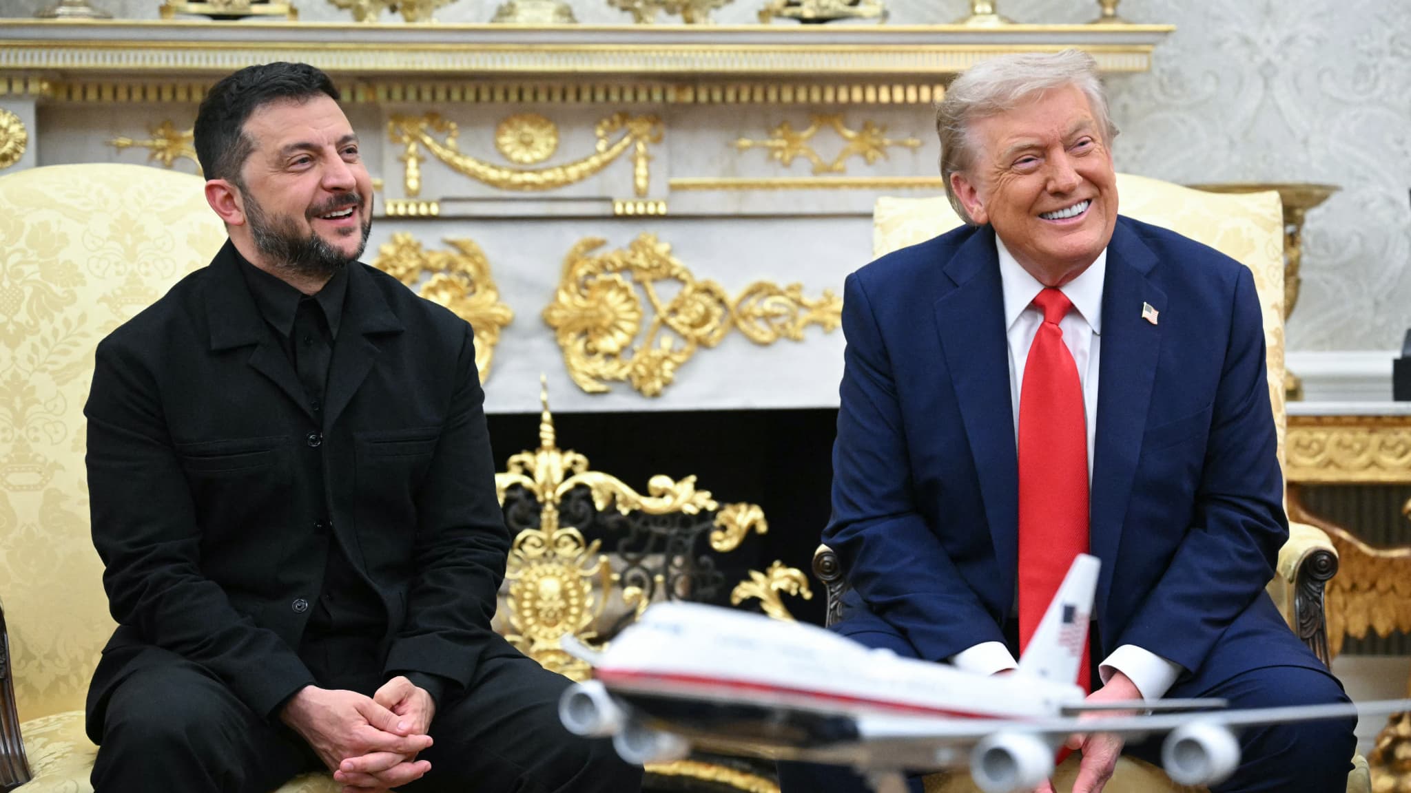 COSTUME, REMERCIEMENTS APPUYÉS... COMMENT VOLODYMYR ZELENSKY S'EST ATTACHÉ À METTRE DONALD TRUMP DANS LES MEILLEURES DISPOSITIONS