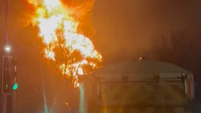 L'incendie dans une sous-station électrique de quartier alimentant l'aéroport d'Heathrow à Hayes, dans l'ouest de Londres