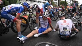 Thibaut Pinot à terre lors de la première étape du Tour de France, à Nice le 29 août 2020