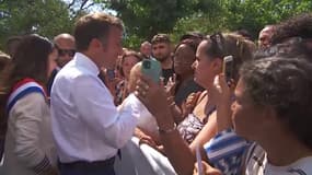 "Il y a plein de boulots de serveur": Emmanuel Macron répond à une dame qui l'interpelle sur la situation professionnelle de son fils