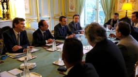 Le président François Hollande et le ministre du Redressement industriel Arnaud Montebourg lors d'une rencontre avec une délégation syndicale d'ArcelorMittal, lundi à l'Elysée