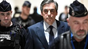 L'ancien Premier ministre François Fillon retourne dans la salle d'audience du palais de justice de Paris, le 27 février 2020