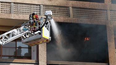 Pompier à l'oeuvre à la Cité radieuse de Marseille, jeudi. Un incendie a détruit plusieurs appartements de ce "village vertical" érigé entre 1945 et 1952 par Le Corbusier et surnommé la "maison du fada" par les Marseillais. /Photo prise le 9 février 2012/