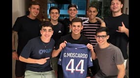 Gabriel Moscardo pose avec ses proches en portant son nouveau maillot du PSG, 25 janvier 2024