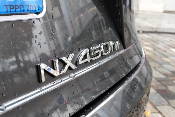 Toyota a choisi d’intégrer au best-seller de la gamme Lexus, le SUV de taille intermédiaire NX, sa chaine de traction hybride rechargeable pour en faire un parangon d’efficacité.