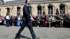 Le nouveau Premier ministre Edouard Philippe arrive à l'Hôtel Matignon pour la passation avec son prédécesseur Bernard Cazeneuve, le 15 mai 2017 à Paris