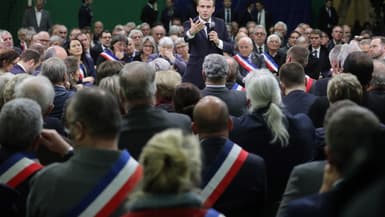 Emmanuel Macron face à des maires lors d'un débat à Grand Bourgtheroulde le 15 janvier 2018