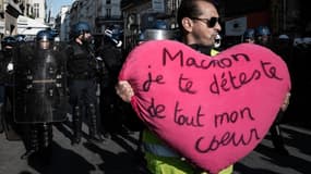 Un gilet jaune tourne le dos aux forces de l'ordre à Parsi, dimanche 17 novembre 2019