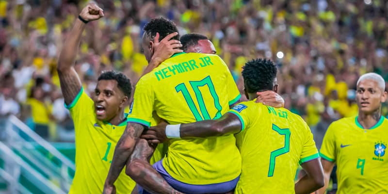 Neymar célèbre un but du Brésil avec Rodrygo et Vinicius Jr en octobre 2023