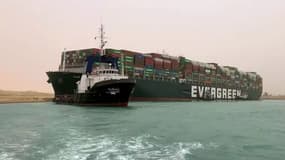 Des meubles, des moutons et du pétrole: près de 10 milliards de dollars de marchandises bloqués près du Canal de Suez