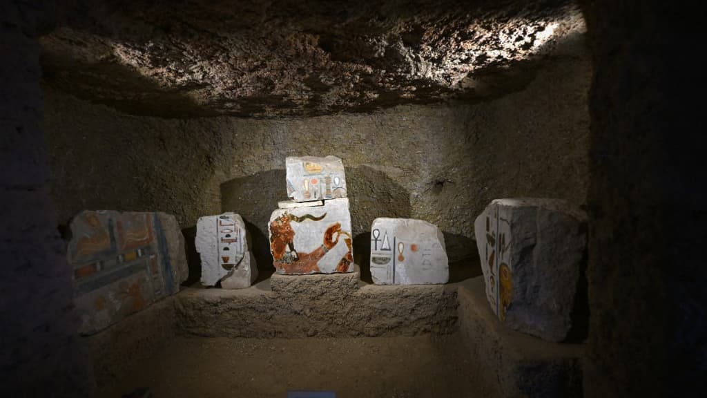 Des fragments de pierre portant des scènes de rituels exposés lors des annonces des nouvelles découvertes d'une mission archéologique égyptienne au temple de la vallée de la reine Hatchepsout à Deir El-Bahari sur la rive ouest du Nil à Louxor, le 8 janvier 2025.