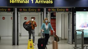 Des voyageurs arrivent au terminal 1 de l'aéroport de Manchester, le 8 juin 2020 au Royaume-Uni