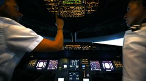 Des pilotes de ligne s'entraînent sur un simulateur de vol au centre CAE d'EasyJet, près de l'aéroport de Milan Malpensa, le 18 septembre 2023 à Lonate Pozzolo, en Italie