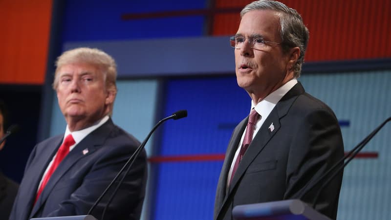 Donald Trump (gauche) et Jeb Bush (droite) lors du premier débat télévisé entre les candidats républicains, le 6 août 2015.
