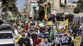 Des partisans du Fatah et du Hamas participent à un rassemblement de solidarité avec Gaza, à Hébron en Cisjordanie occupée, le 13 octobre 2023.