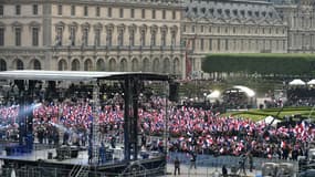 L'esplanade du Louvre à 20h lors de l'annonce des résultats de l'élection présidentielle