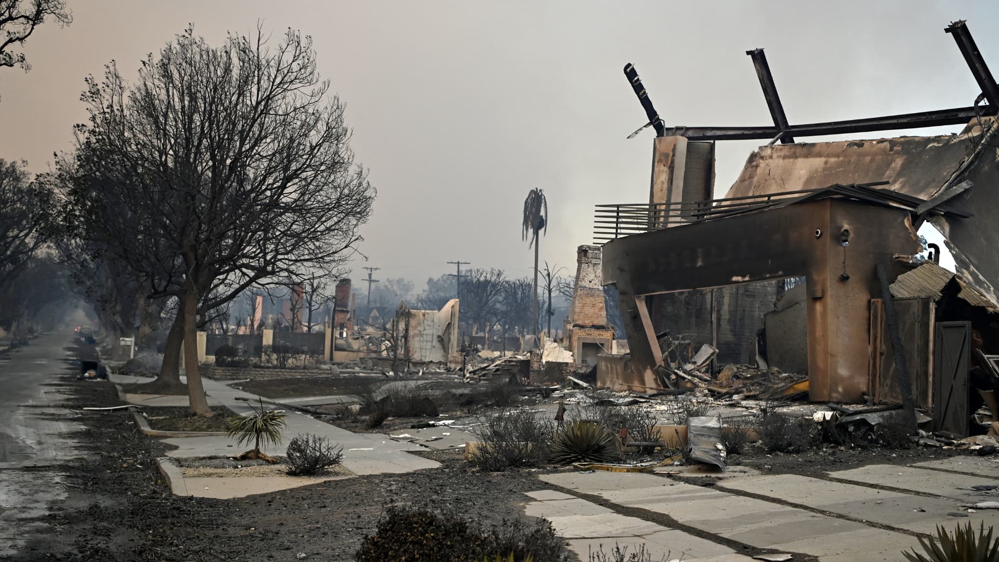 Dans le quartier de Pacific Palisades dévasté par les feux, à Los Angeles, le 8 janvier 2025. Dans le quartier de Pacific Palisades dévasté par les feux, à Los Angeles, le 8 janvier 2025.