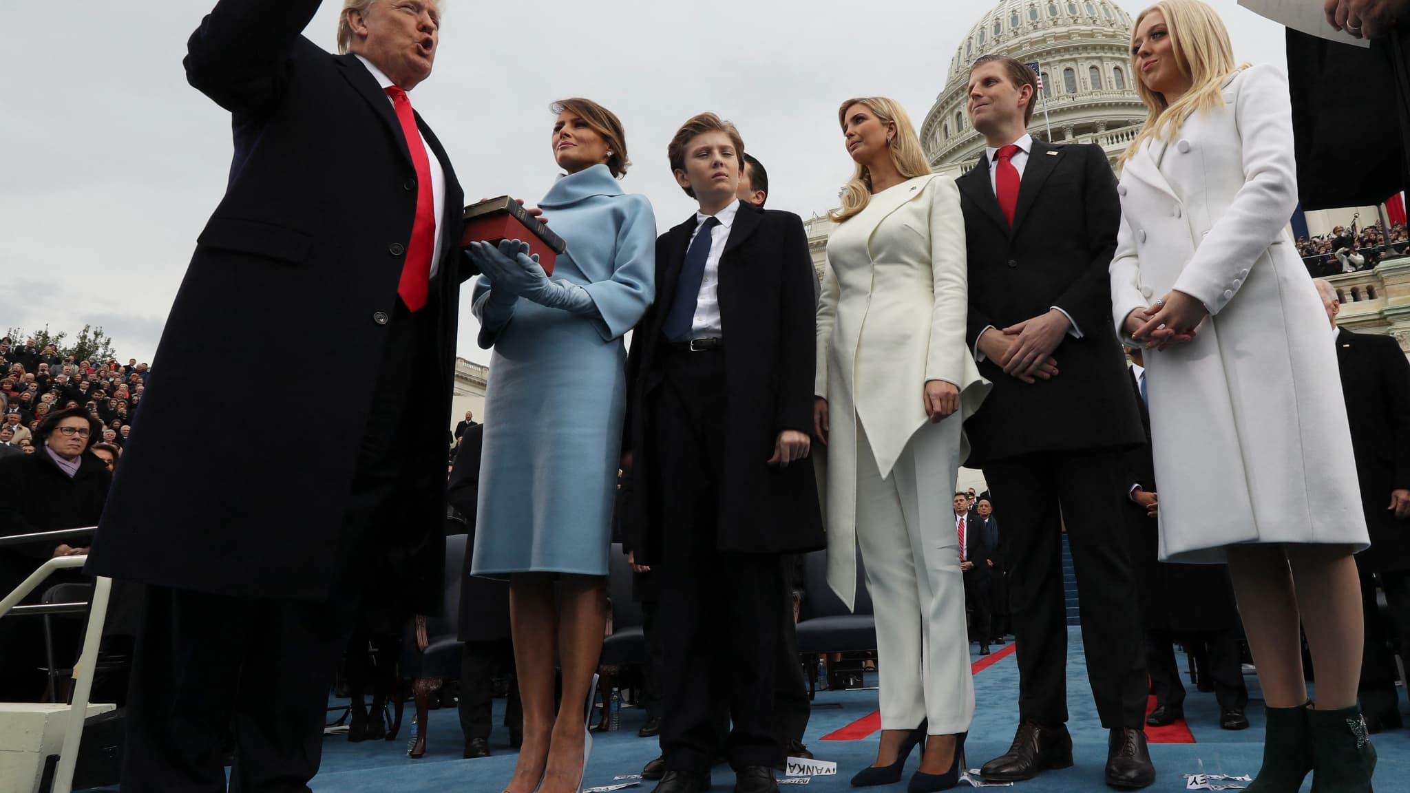 Donald Trump prête serment lors de la cérémonie d'investiture pour son premier mandat comme président, devant le Capitole, le 20 janvier 2017